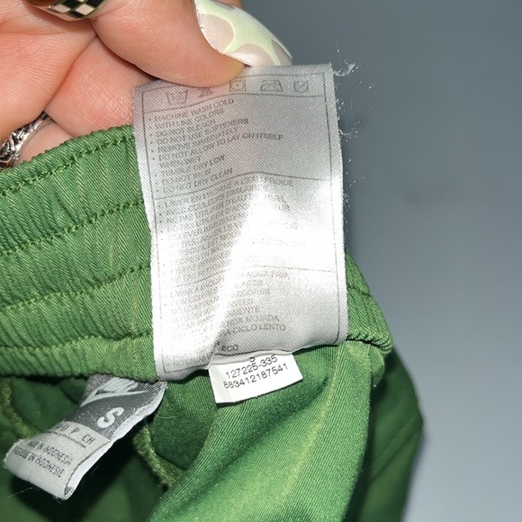 Nike Track Pants Green Sporty Casual Athletic Lightweight Active St Patricks Day - Picture 10 of 10